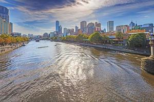 Panoramablick auf die Skyline von Melbourne, aufgenommen von einer Brücke über den Fluss Yarra foto