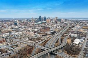 Drohnenpanorama der Skyline von Kansas City bei Sonnenaufgang foto