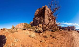 blick über die spektakulären steintürme des monument valley in utah im winter foto