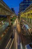 Straßenszene in Bangkok am Abend foto