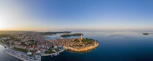 Panorama-Luftdrohnenbild der historischen Stadt Rovinj in Kroatien bei Sonnenaufgang foto