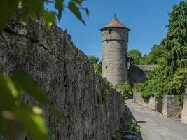 bild der alten stadtmauer von rotenburg in bayern im sommer foto