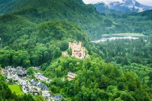 Panoramabild von Schloss Hohenschwangau und über den Alpsee in Bayern foto