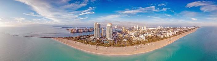 Drohnenpanorama über die Skyline von Miami Beach zur Morgenzeit foto