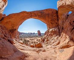 Gegenlichtbild vom Double Arch im Arches National Park foto