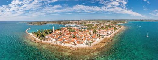 Drohnen-Panorama über die kroatische Küstenstadt Novigrad mit Hafen und Promenade tagsüber von der Meerseite aufgenommen foto