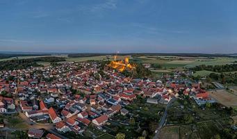 Drohnenbild von Münzenberg mit beleuchteter Burgruine in Deutschland foto