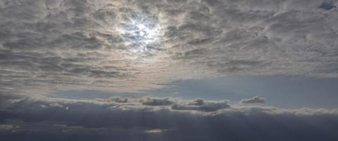 dramatischer bunter Himmel mit Nachleuchten und beleuchteten Wolken foto