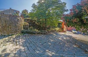 bild der romantischen kopfsteingepflasterten zufahrtsstraße zum historischen zentrum der kroatischen stadt motovun foto