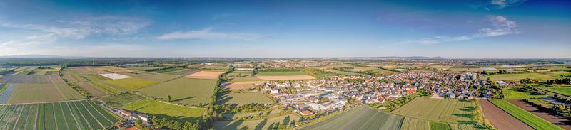 Drohnenaufnahme des deutschen, südhessischen Dorfes Schneppenhausen bei Darmstadt bei Sonnenuntergang foto