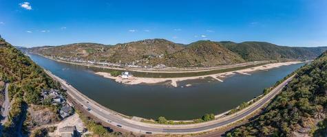 Drohnen-Panorama über den Rhein bei Kaub bei extremem Niedrigwasser foto