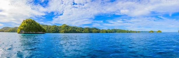 tagsüber blaues wasser zwischen koralleninseln in palau foto