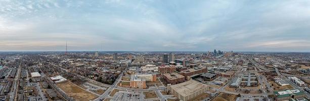 Drohnenpanorama der Skyline von Kansas City bei Sonnenaufgang foto
