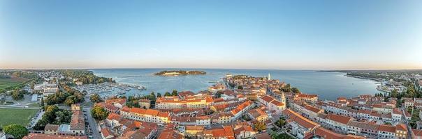 Drohnenpanorama der kroatischen Küstenstadt Porec mit Hafen und Promenade bei Sonnenaufgang foto