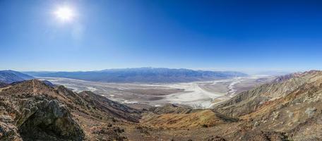 Panoramabild über das Death Valley vom Aussichtspunkt Dantes im Winter foto