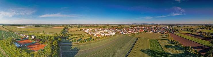 Drohnenaufnahme des deutschen, südhessischen Dorfes Schneppenhausen bei Darmstadt bei Sonnenuntergang foto