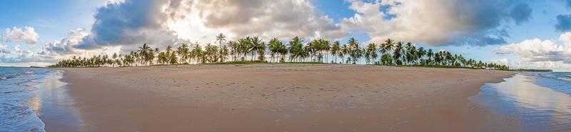 Panoramablick über den endlosen und menschenleeren Strand von Praia do Forte in der brasilianischen Provinz Bahia bei Tag foto