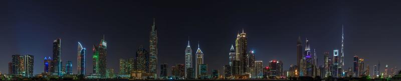 Nachtpanoramabild der Skyline von Dubai im Frühling foto