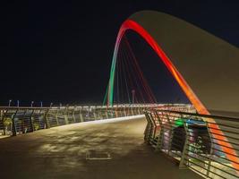 Fußgängerseilbrücke in Dubai bei Nacht foto