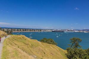 blick auf den hafen und das kreuzfahrtterminal der stadt tauranga auf der nordinsel von neuseeland im sommer foto