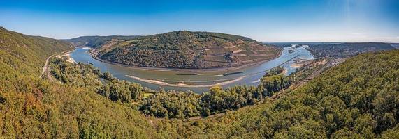 Drohnen-Panoramablick über den Rhein mit Binger Mäuseturm bei Wasserrekordtief foto