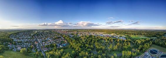 Luftbild der südhessischen Stadt Mörfelden bei Sonnenuntergang foto