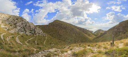 blick auf den wanderweg nach el fumat auf mallorca foto