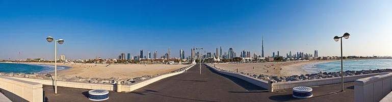 Panoramabild der Skyline von Dubai bei Tag foto