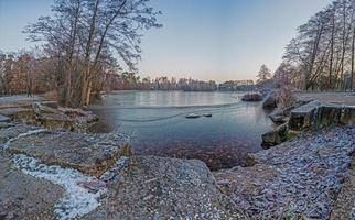 Panoramabild des zugefrorenen Sees bei frostiger Temperatur bei Sonnenaufgang foto