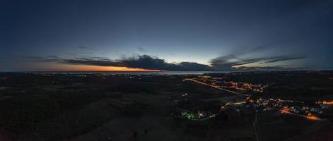 Drohnenpanorama über der istrischen Adriaküste in der Nähe von Porec, aufgenommen aus großer Höhe bei Sonnenuntergang foto