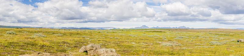 Panoramablick über die weite südisländische Steppe im Sommer tagsüber foto