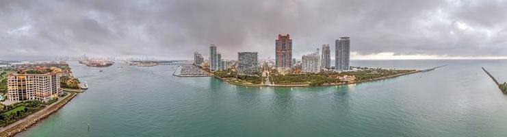 Drohnen-Panorama über die Skyline von Miami Beach in der Abenddämmerung foto