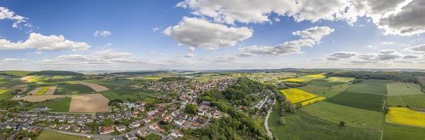 Panorama-Drohnenbild der Stadt Diemelstadt in Nordhessen in Deutschland tagsüber foto