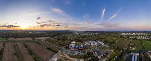 luftaufnahme über die stadt walldorf bei frankfurt in deutschland zur abendzeit foto