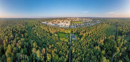 Drohnen-Panorama der Stadt Langen in Südhessen am Abend aufgenommen foto