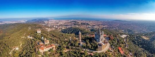 Drohnen-Panorama über die katalanische Metropole Barcelona tagsüber aus Richtung Tibidabo aufgenommen foto