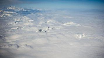 Luftbild der Alpen mit tief hängenden Wolken tagsüber foto