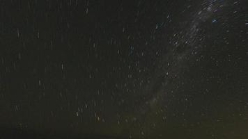 Bild des wolkenlosen Sternenhimmels bei Nacht auf der Nordhalbkugel foto