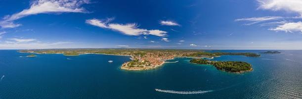Panorama-Drohne aus der Luft der historischen Stadt Rovinj und des Hafens in Kroatien foto