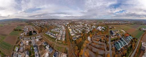 Drohnen-Panorama über die hessische Kurstadt Bad Nauheim tagsüber im Herbst foto