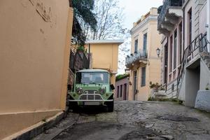 Retro-Haus und Oldtimer auf der Stadtstraße in Athen Griechenland foto