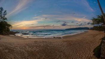 Panoramabild des leeren Strandes von Kamala auf Phuket in Thailand während des Sonnenuntergangs im Sommer foto