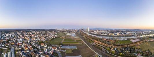 Luftbild der Frankfurter Skyline und des Gebäudes der Europäischen Zentralbank bei Sonnenaufgang in der Morgendämmerung foto