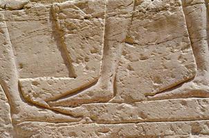 alte hieroglyphen auf einer steinmauer in ägypten foto