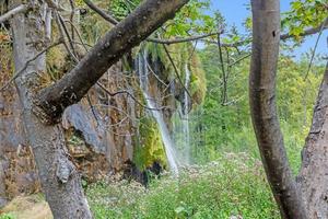 Bild eines Wasserfalls im Nationalpark Plitvicer Seen in Kroatien mit Langzeitbelichtung tagsüber foto