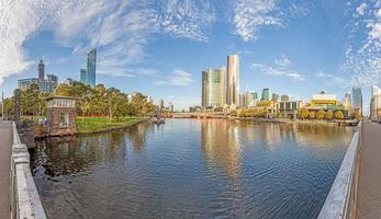 Panoramablick auf die Skyline von Melbourne, aufgenommen von einer Brücke über den Fluss Yarra foto