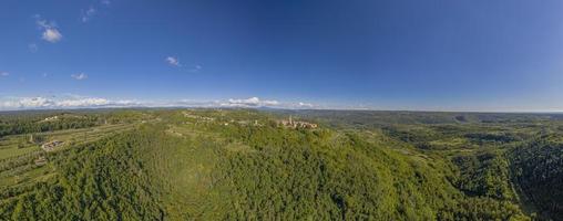 Luftpanorama-Drohnenbild der mittelalterlichen Stadt Groznjan auf der istrischen Halbinsel tagsüber foto