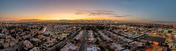 Drohnen-Panorama über die beleuchtete Skyline von Las Vegas bei Nacht foto