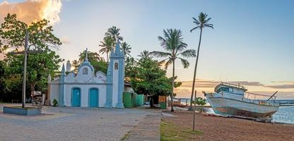 blick auf die historische kirche von praia do forte in brasilien in der abenddämmerung foto