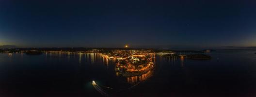 Panorama-Luftdrohnenbild der historischen Stadt Rovinj und des Hafens mit Vollmond in Kroatien während des Sonnenuntergangs foto